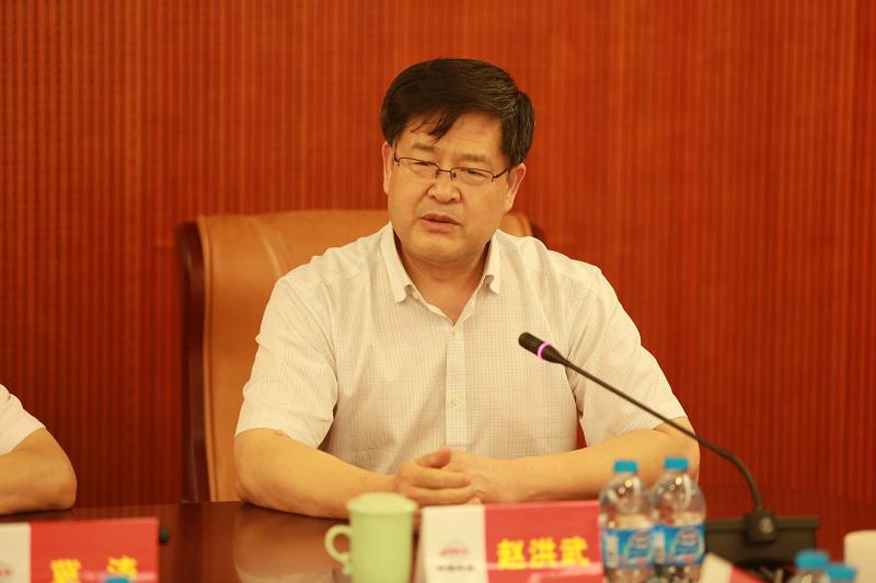 中国诚通财务公司总经理赵洪武为员工讲课